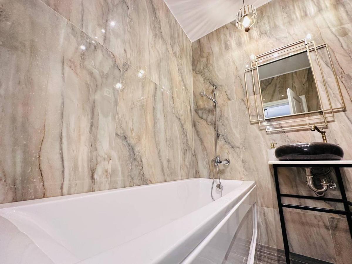 Happy Studio By Rh Living Букурещ Екстериор снимка